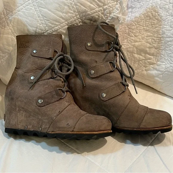 SOREL Joan of Arctic  distressed leather wedge booties size 8 - Picture 3 of 11